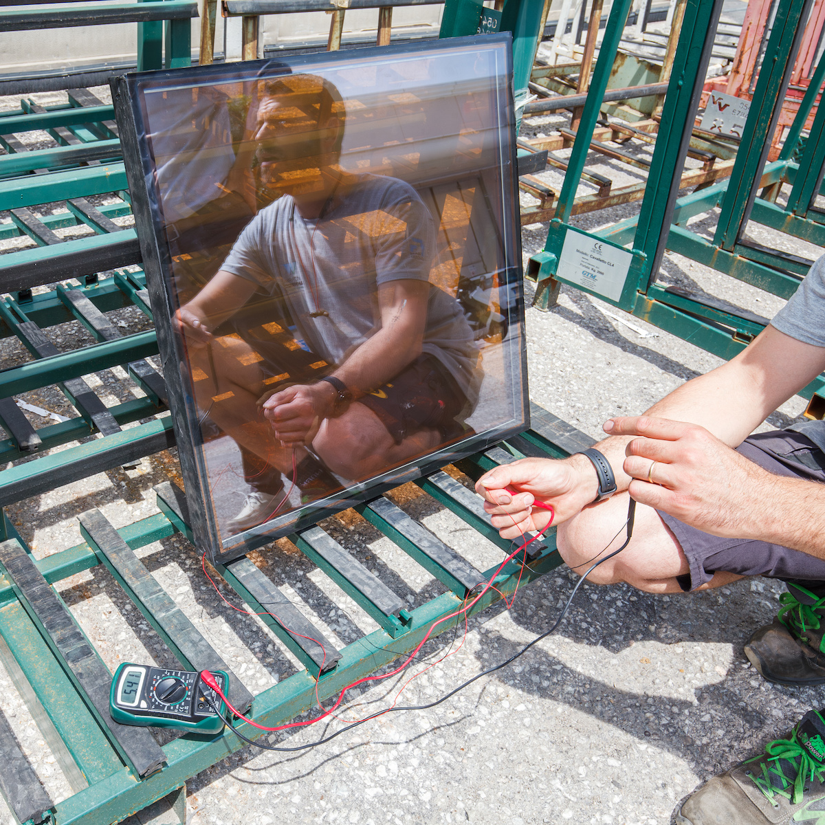 Emanuele prova la Vetrata Isolante Fotovoltaica Trasparente.jpg