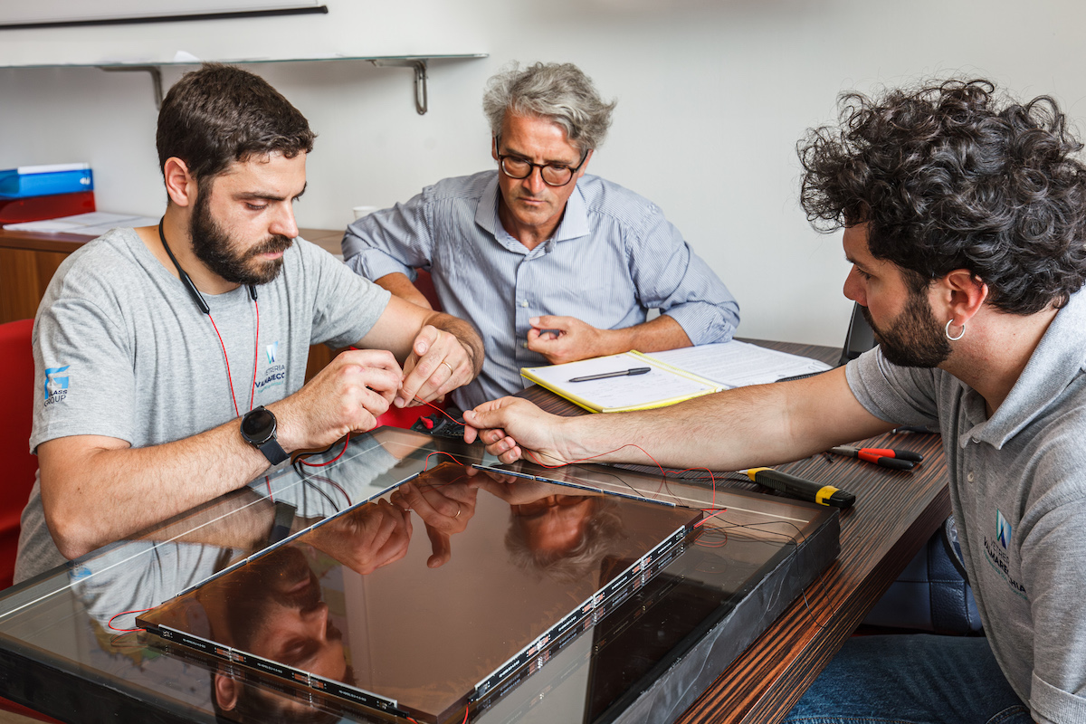 Giacomo ed Emanuele provano la Vetrata Isolante Fotovoltaica Trasparente