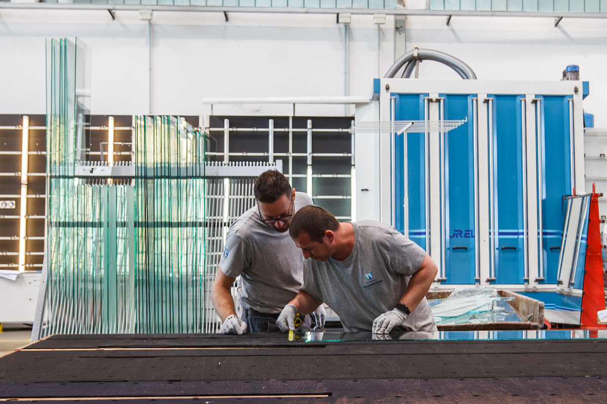 Serramentista -Vetreria Valmarecchia_RILEVAZIONE PER PREPARAZIONE TAGLIO IN SAGOMA - Window and door manufacturers